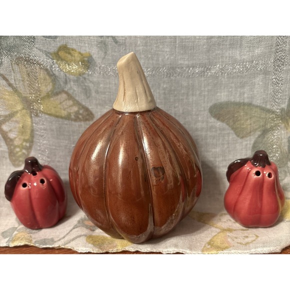 No Brand Other - 3  PIECE CERAMIC SALT AND PEPPER SHAKER WITH A CENTERPIECE‎ PUMPKINS FALL
